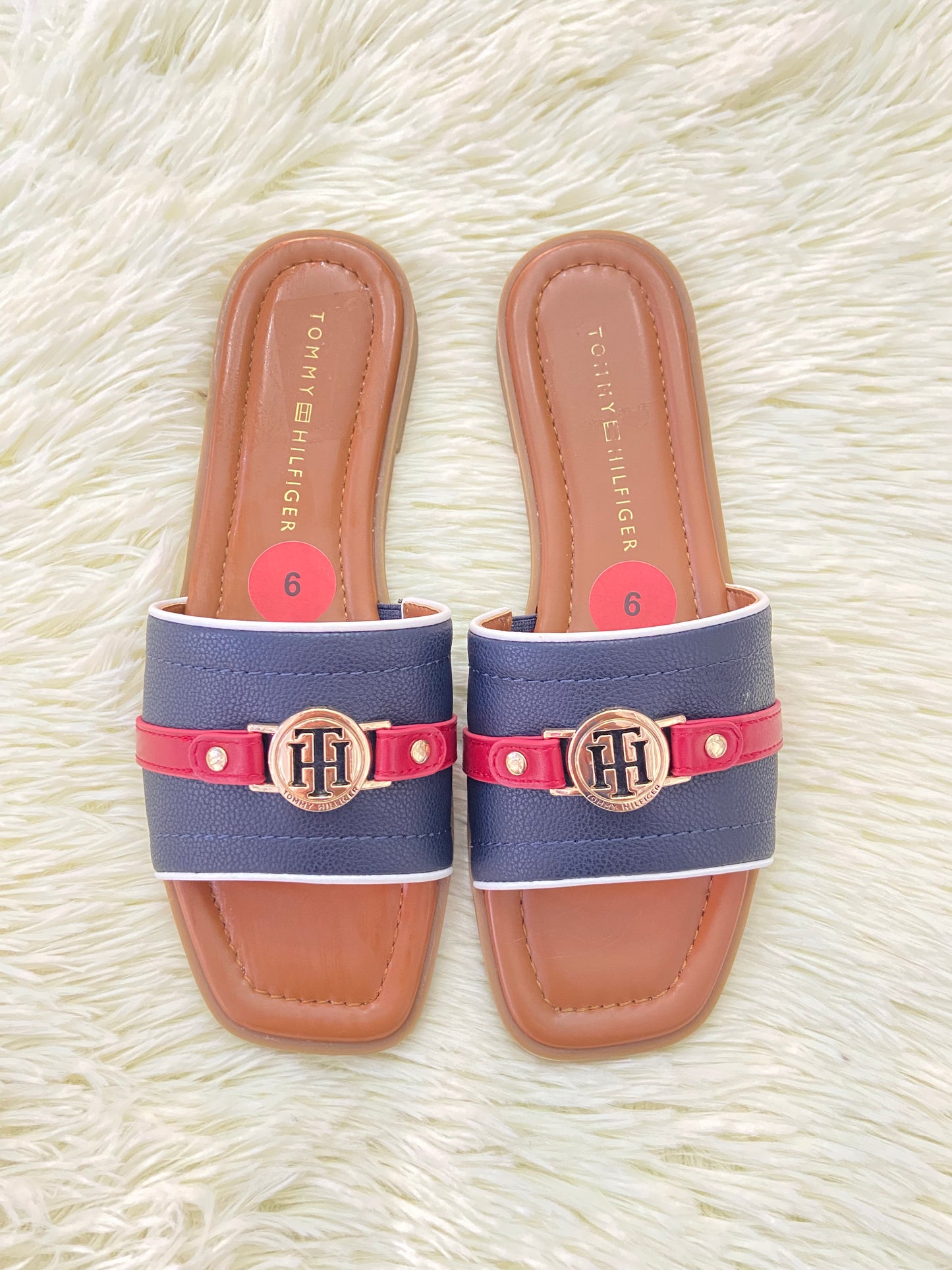 Sandalias TOMMY HILFIGER original, marron con azul marino y rojo más placa en dorado en frente.