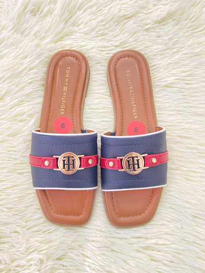 Sandalias TOMMY HILFIGER original, marron con azul marino y rojo más placa en dorado en frente.