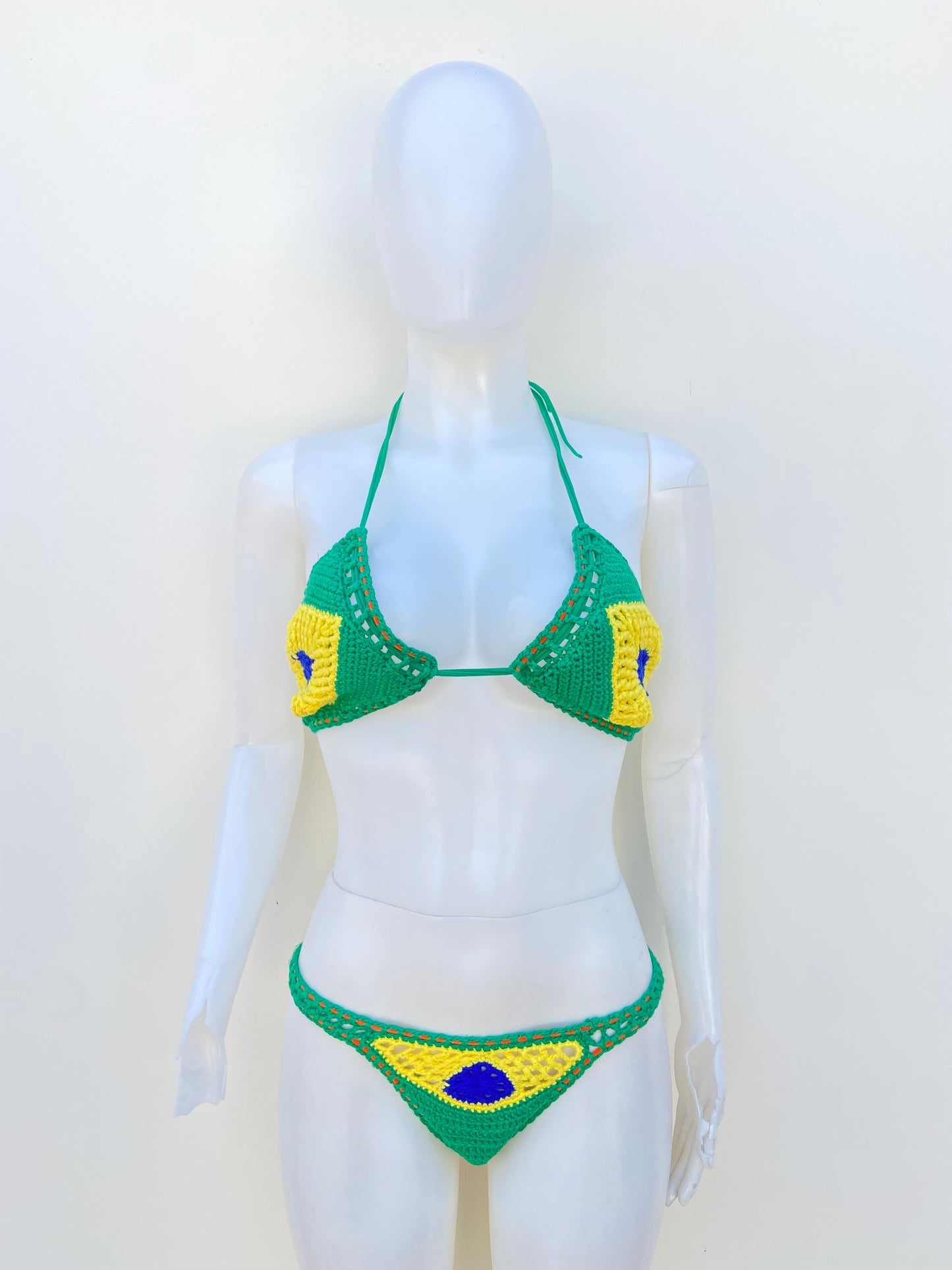Biquini, verde en crochet con estampado de la bandera de Brasil.