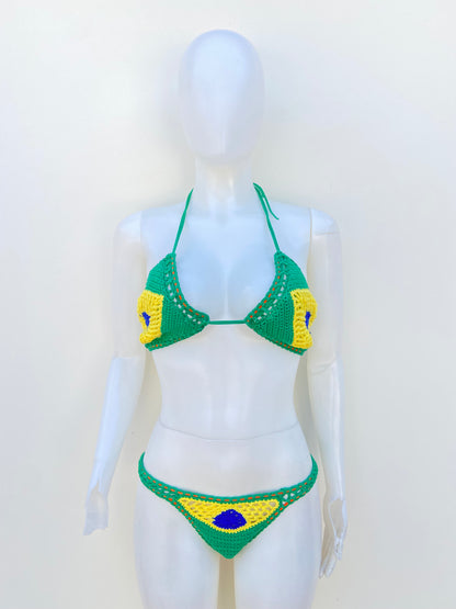 Biquini, verde en crochet con estampado de la bandera de Brasil.