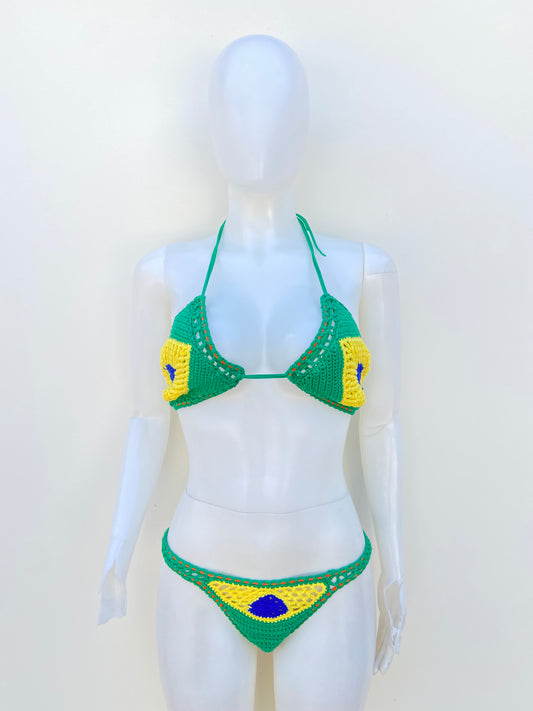 Biquini, verde en crochet con estampado de la bandera de Brasil.