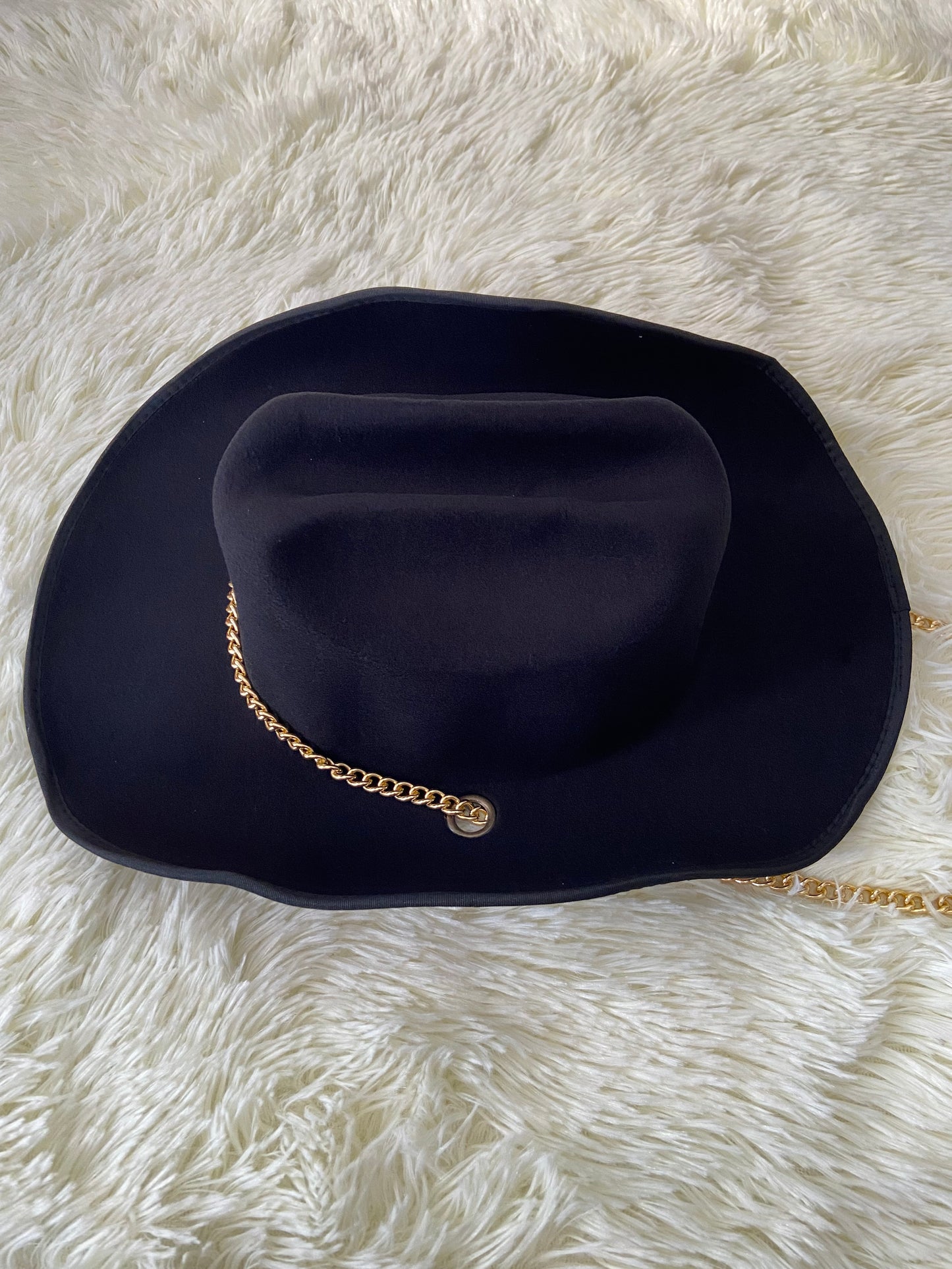 Sombrero, negro con Cadena dorada decorativa, estilo vaquero.