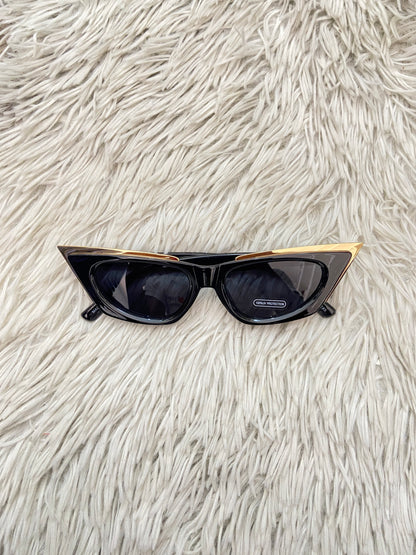 Lentes  diseñados con protección UV 100-400 para proteger tu visión. Negro curvos, con detalles en dorado.
