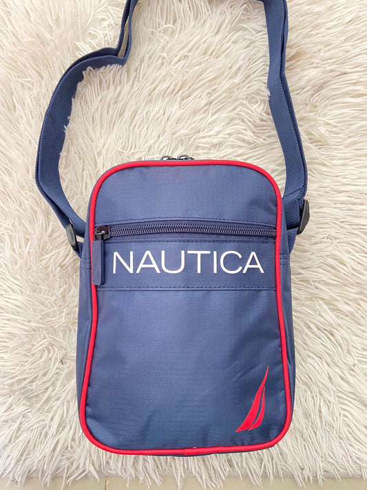 Bulto/ Crossbody NAUTICA Original en color azul marino con linea y logotipo de la marca en color rojo.