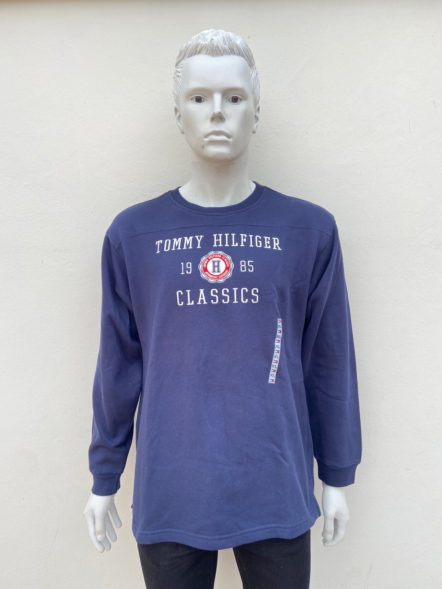 Suéter Tommy Hilfiger original azul marino con estampado de letras TOMMY HILFIGER en blanco.