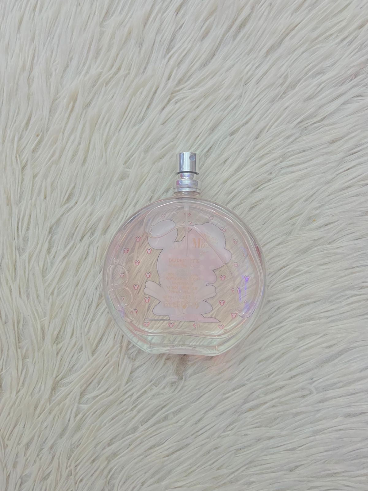 Perfume para niñas redondo con estampado de MINNIE MOUSE y fondo con iconos rojos.