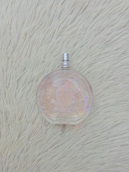 Perfume para niñas redondo con estampado de MINNIE MOUSE y fondo con iconos rojos.