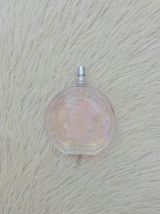 Perfume para niñas redondo con estampado de MINNIE MOUSE y fondo con iconos rojos.