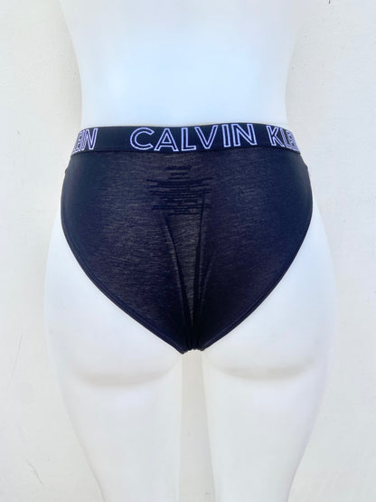 Panti CALVIN KLEIN original negro con letras CALVIN KLEIN en la pretina.