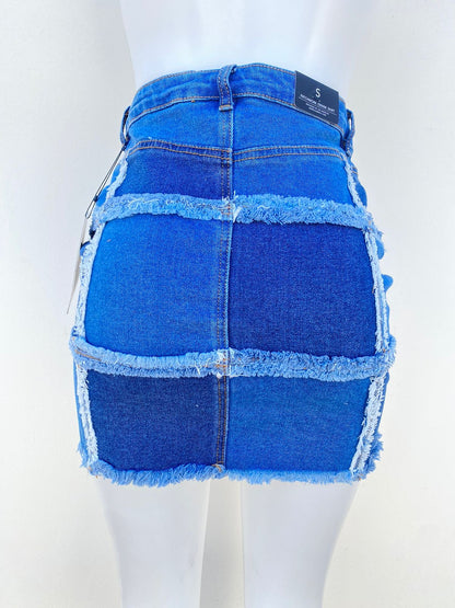Falda AMERICAN BAZI original azul con diseño de cuadros desgastados.