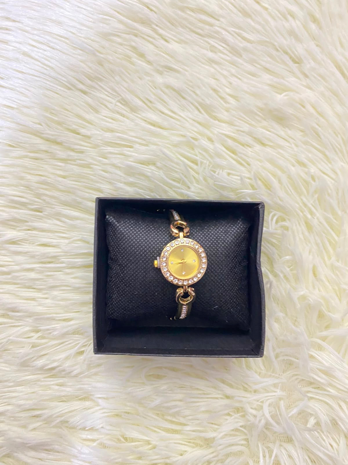 Reloj, dorado con detalles de  diamantes.