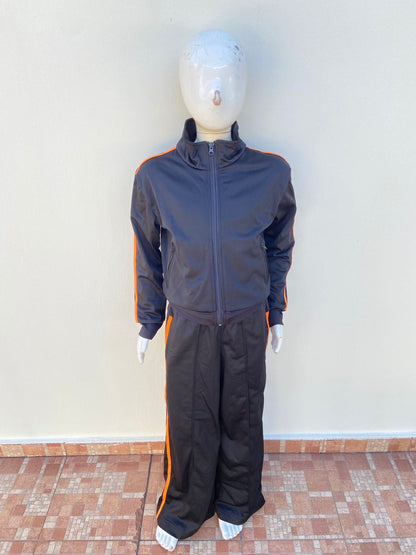 Pantalón negro, con línea naranja en los lados. SOLO PANTALÓN