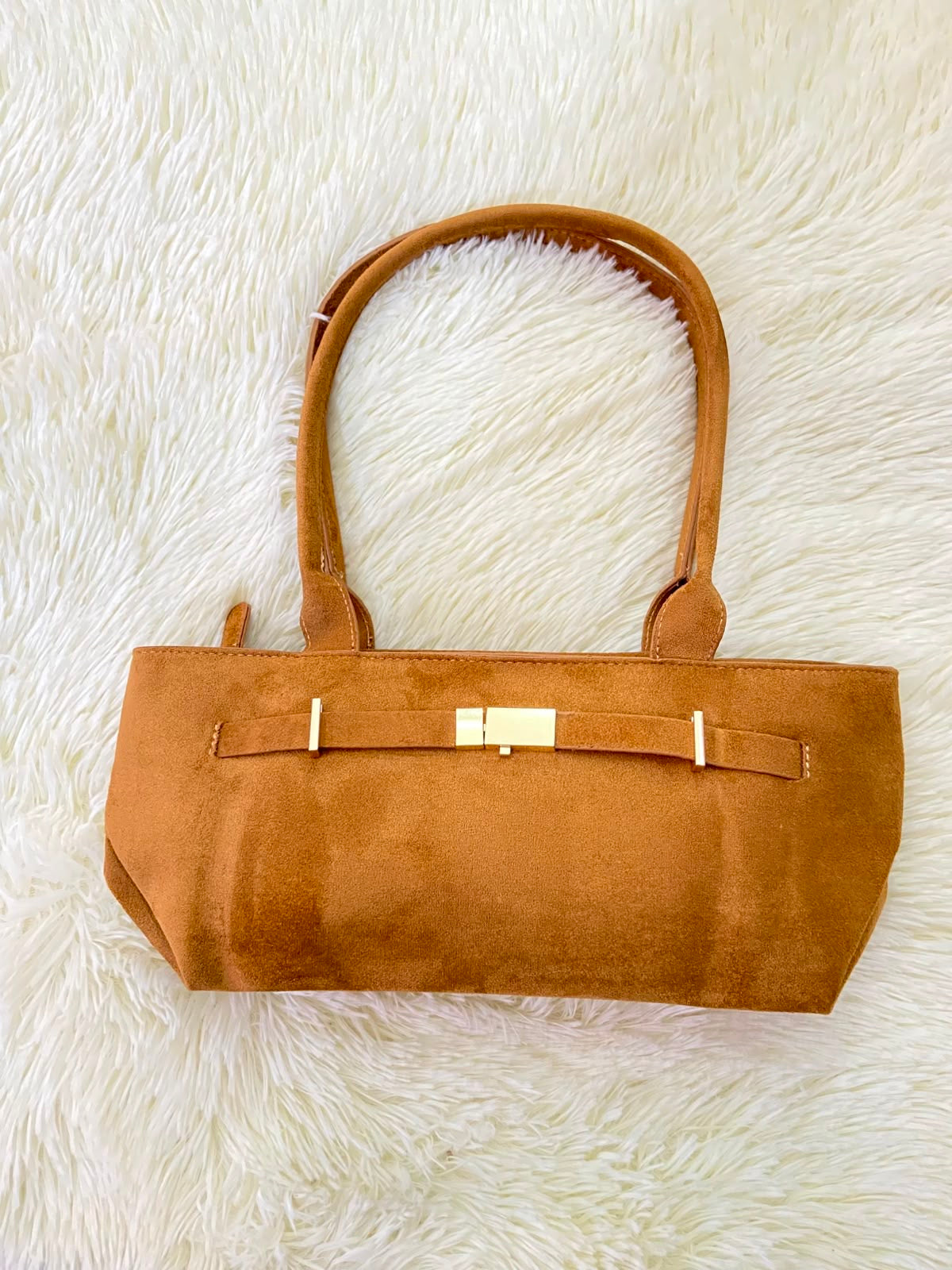 Cartera, marrón/ caramelo en pana y placa dorada en frente.