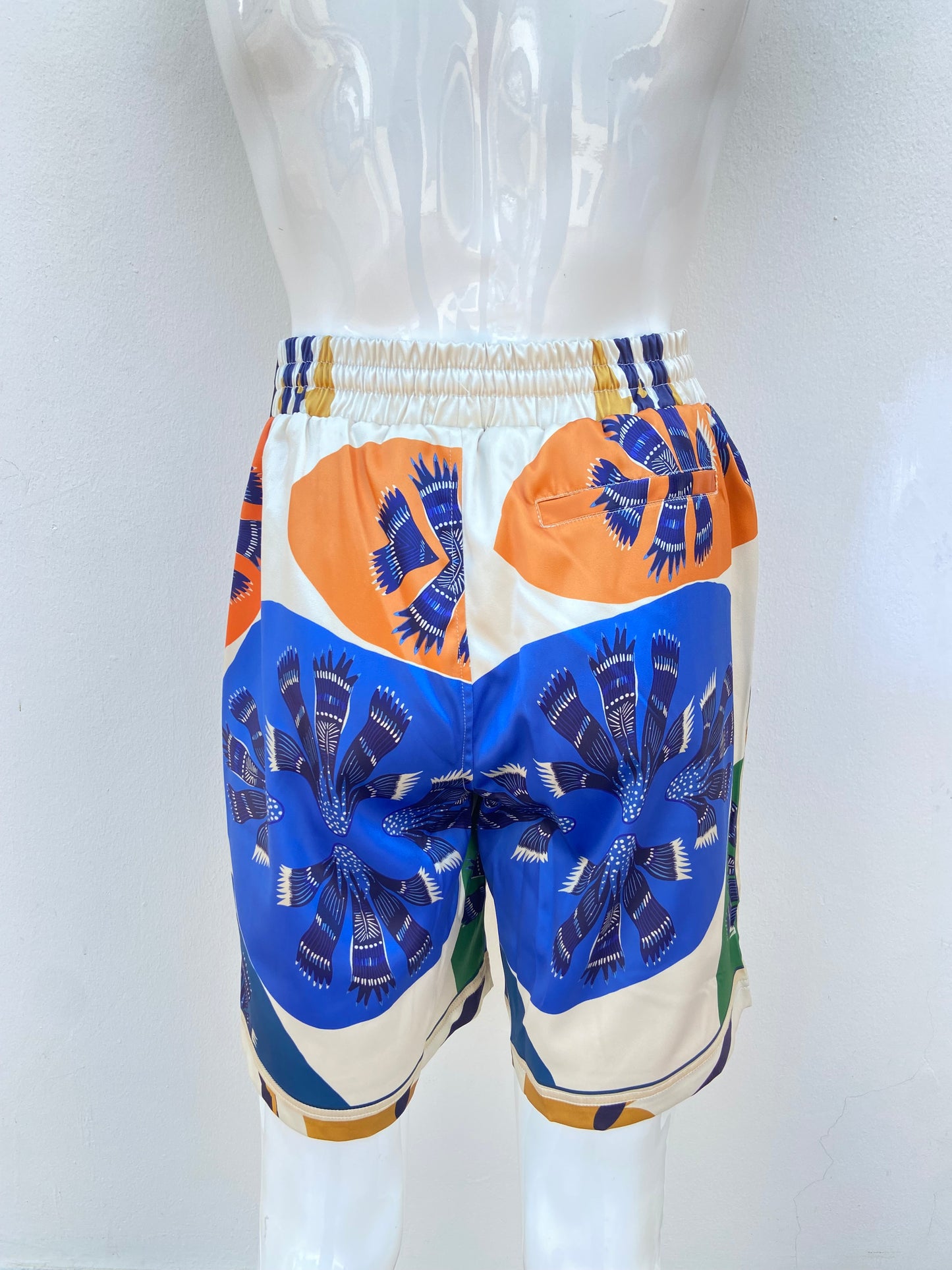 Bermuda con bolsillos , diseño de plumas
