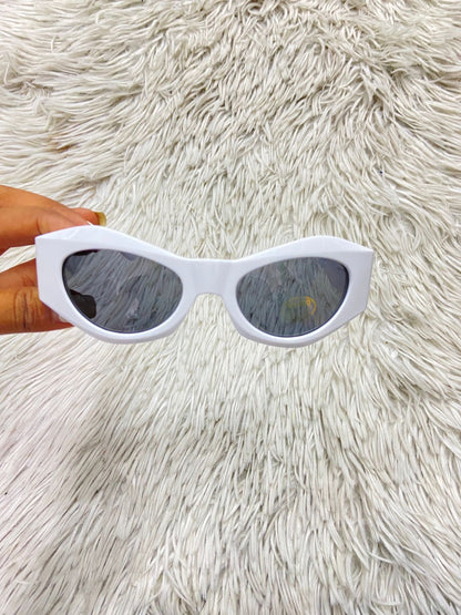 Lentes, diseñados con protección UV 100-400 para proteger tu visión. Blanco con micas negras.