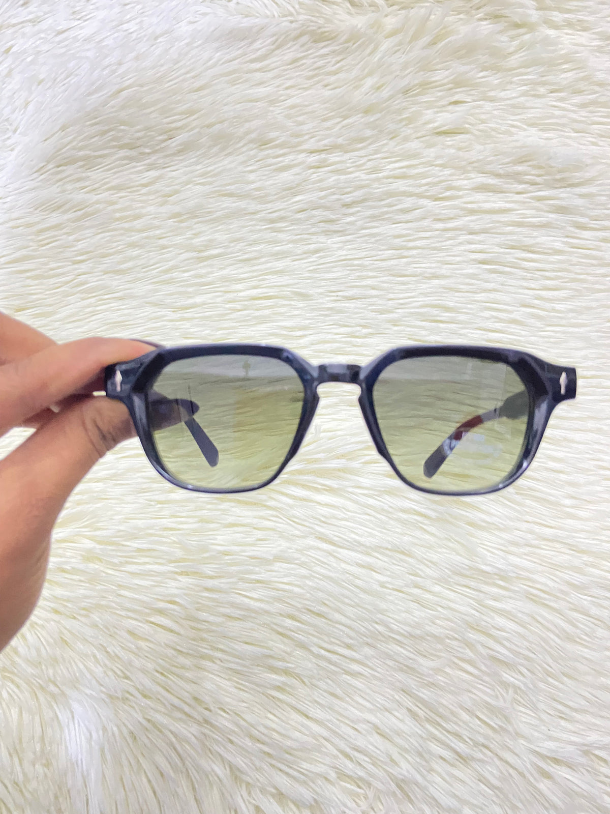 Lentes, negros con micas en color verde oscuro, más protección UV 400.