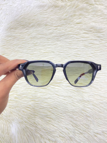 Lentes, negros con micas en color verde oscuro, más protección UV 400.