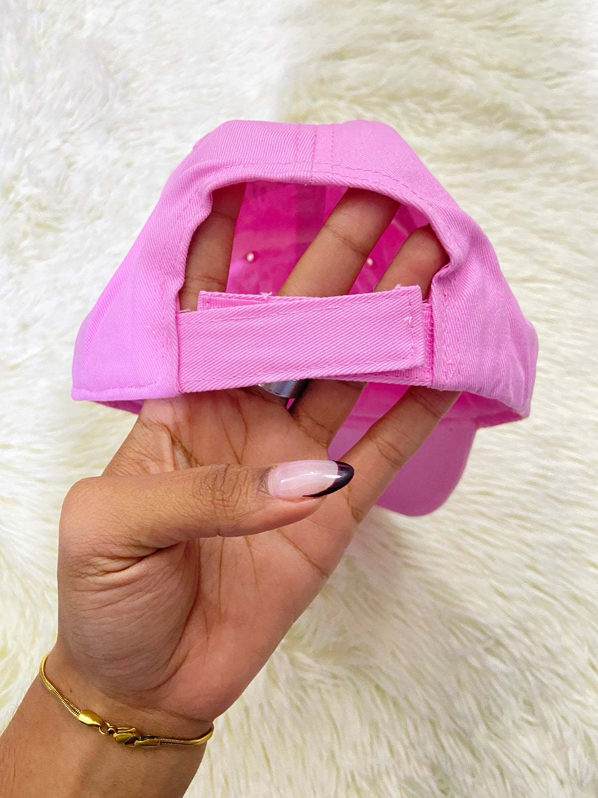 Gorra, rosada con letras DOLL FACE ( cara de muñeca).