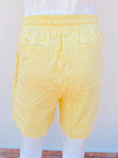 Bermuda, en color amarillo liso con lazo ajustables y bolsillos en los lados, 55% lino 45% algodón
