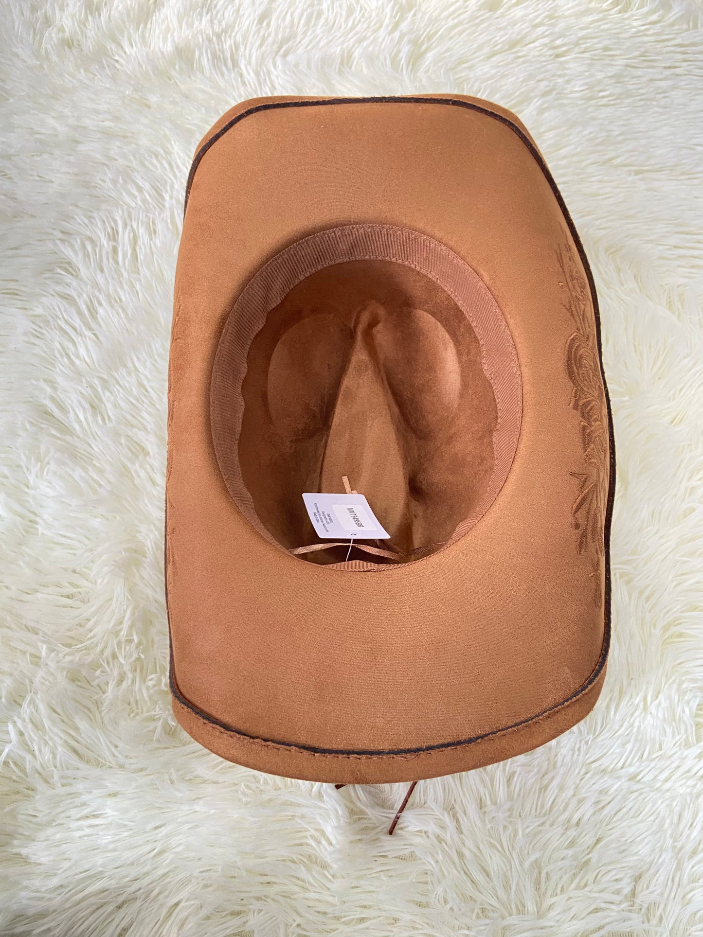 Sombrero, marron con bordado de flores en los lados y lazos, estilo vaquero.