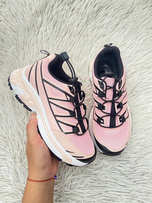 Tenis WILD DIVA original, rosado claro con suelas en color blanco y cordones negros.