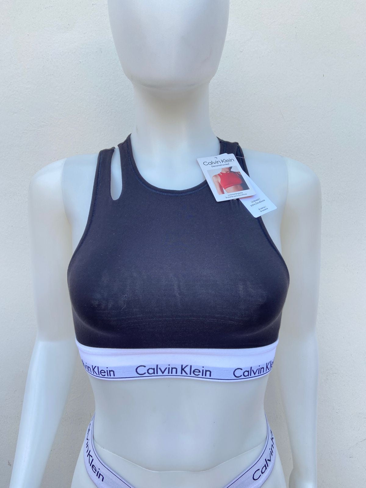 Sport Bra Calvin Klein original, negro con aberturas en los hombros.