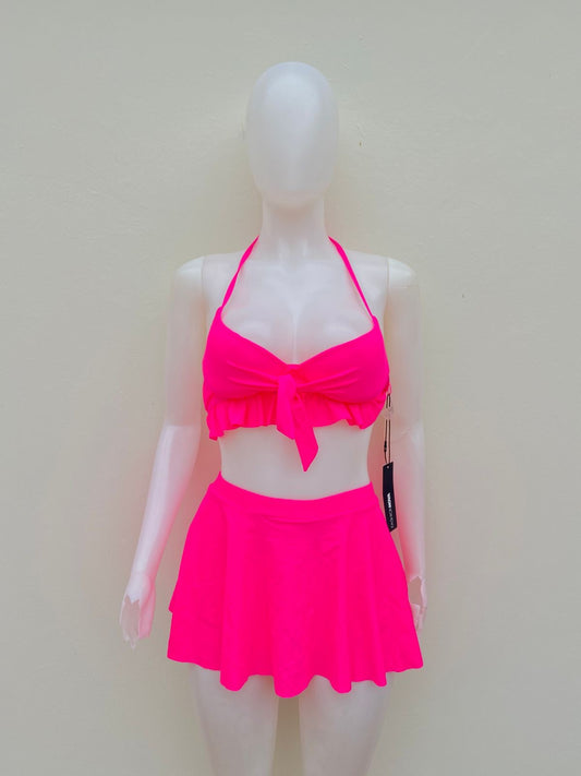 Biquini de dos piezas en color rosado fusia con lazos ajustables y falda