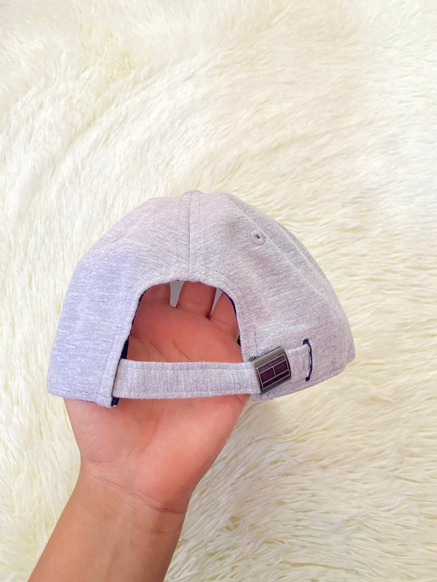 Gorra TOMMY HILFIGER original, gris con banda y nombre de la marca al frente. Ajustable atrás.