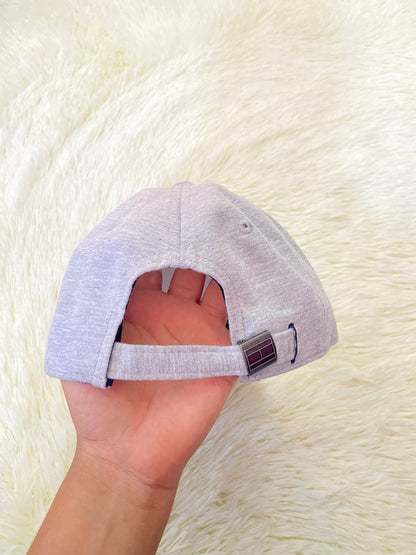 Gorra TOMMY HILFIGER original, gris con banda y nombre de la marca al frente. Ajustable atrás.