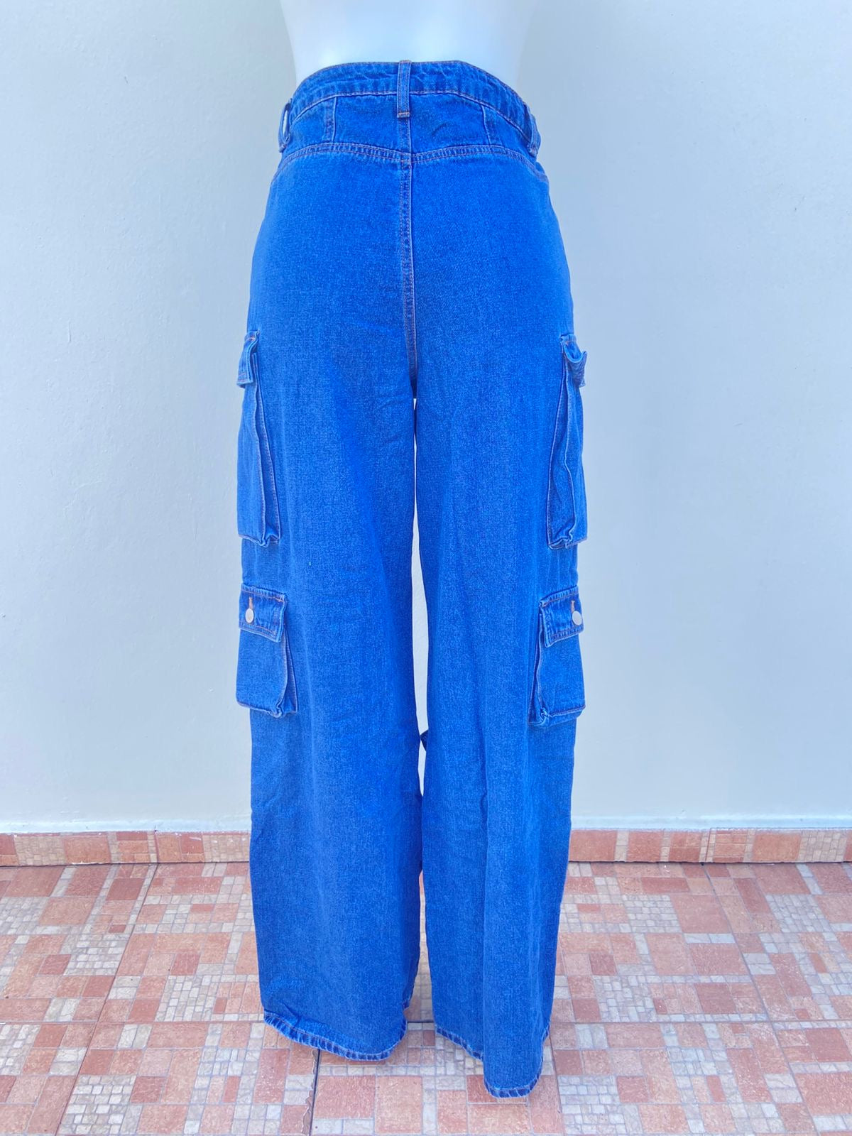 Pantalon cargo en color azul,  con varios bolsillos al frente y en los lados, ancho.