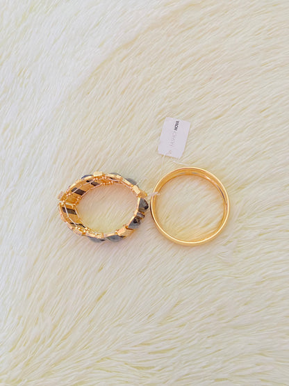 Set de pulseras una en color dorado con detalles plateados y otra con Piedras grandes negras y doradas.
