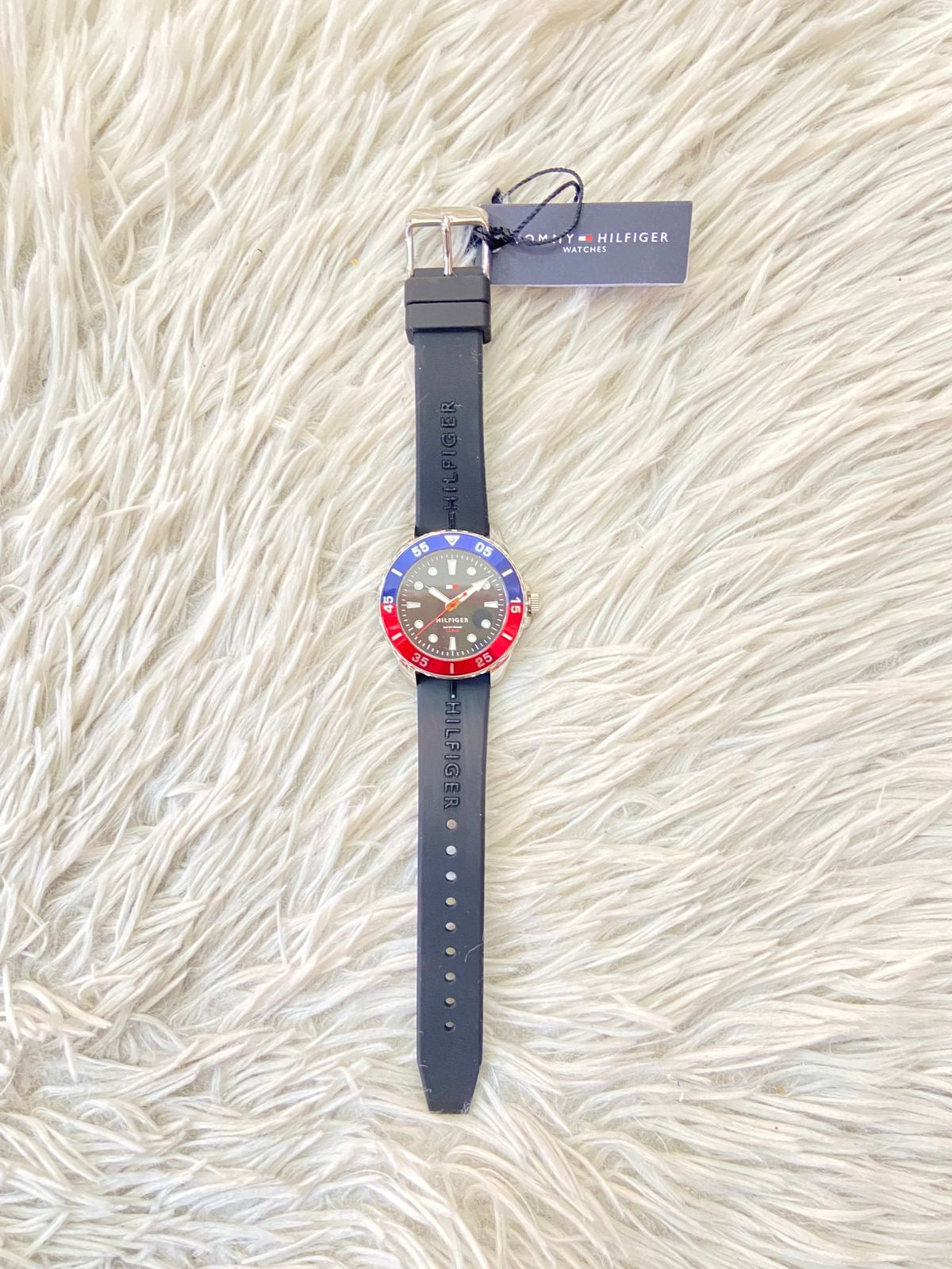 Reloj TOMMY HILFIGER original, cara de 42mm, negro con fondo en color azul, rojo y negro.