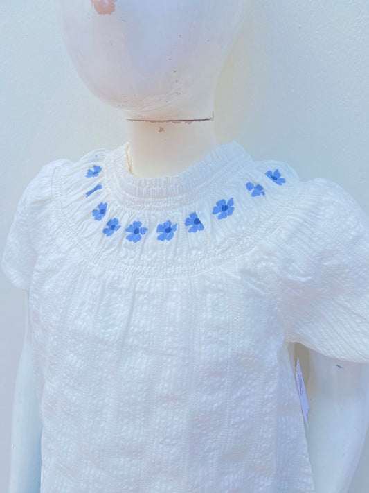 Blusa OLD NAVY original, blanco hueso/ crema con bordado de flores en azul.