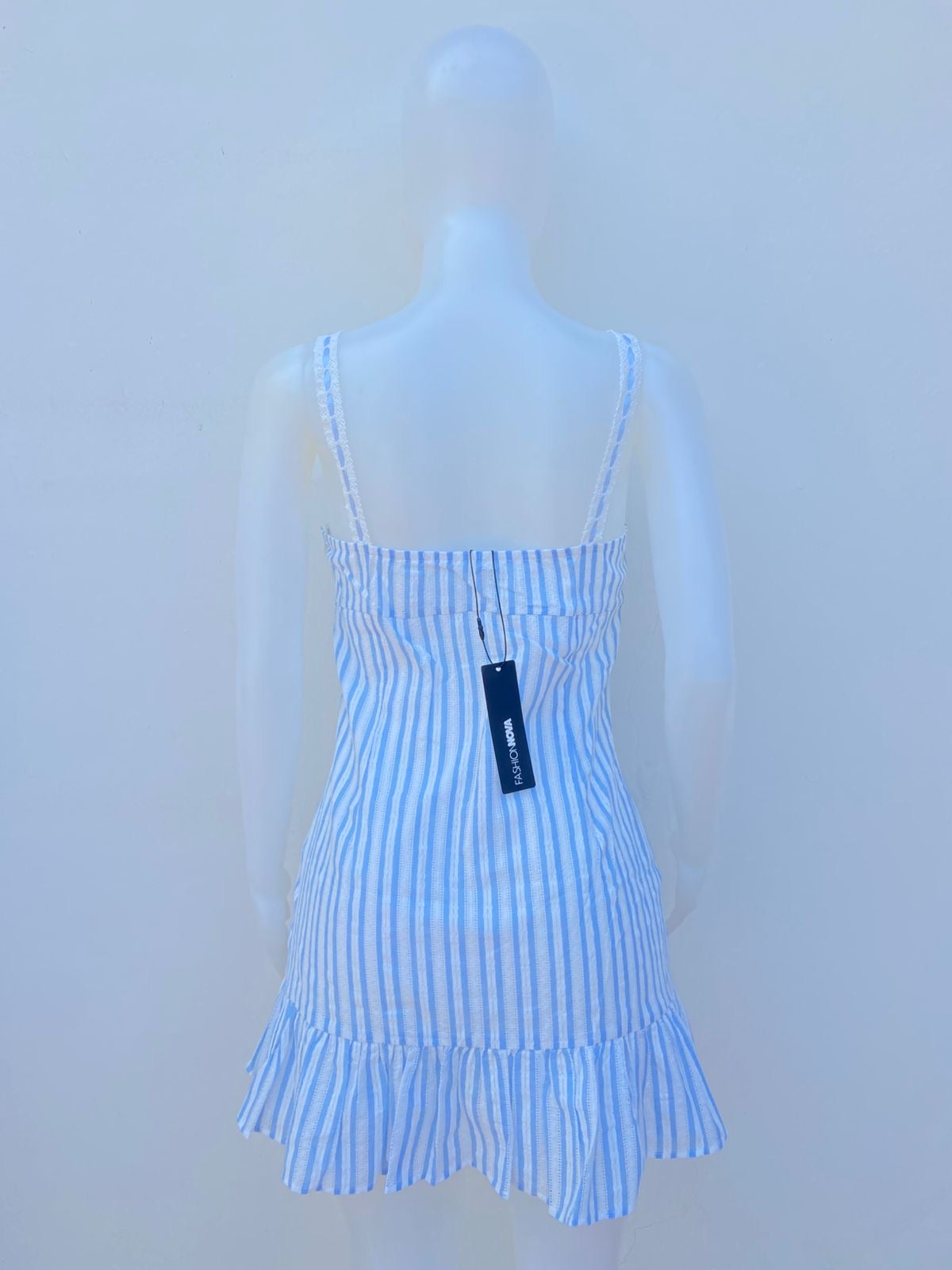 Vestido azul claro con rayas blancas con encaje y lazo en el medio en color azul