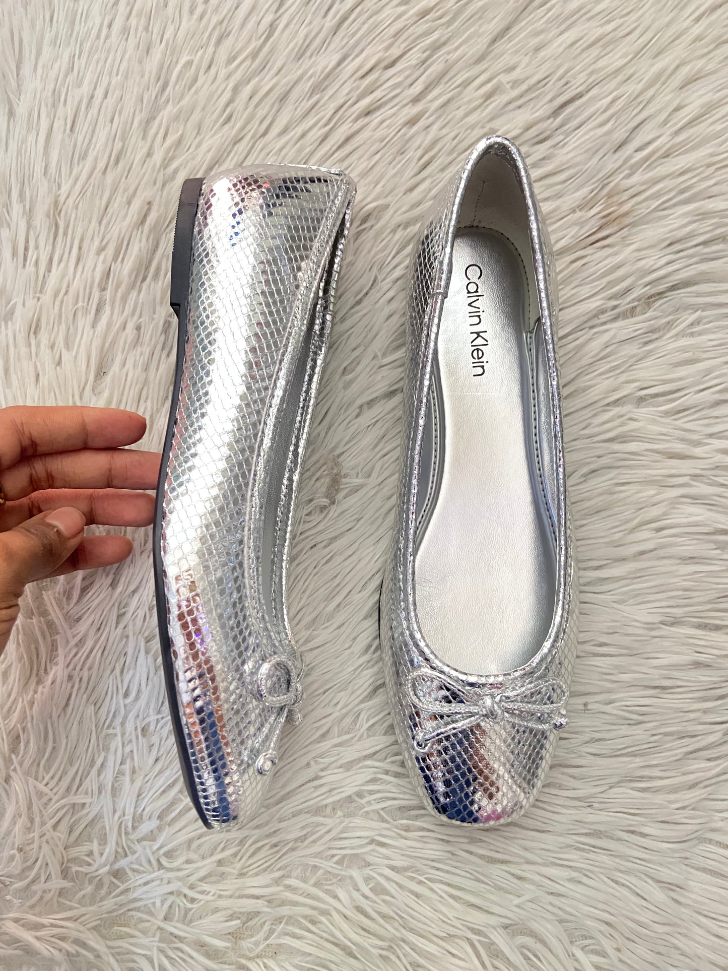 Zapatos CALVIN KLEIN original, color plateado con moño en frente, estampado de animal print