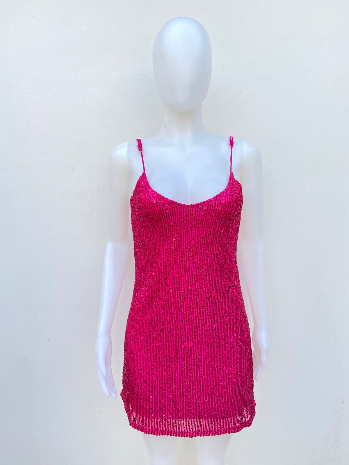 Vestido Love J U.S.A Original, color rosado fuchsia en lentejuelas con detalles brillantes.