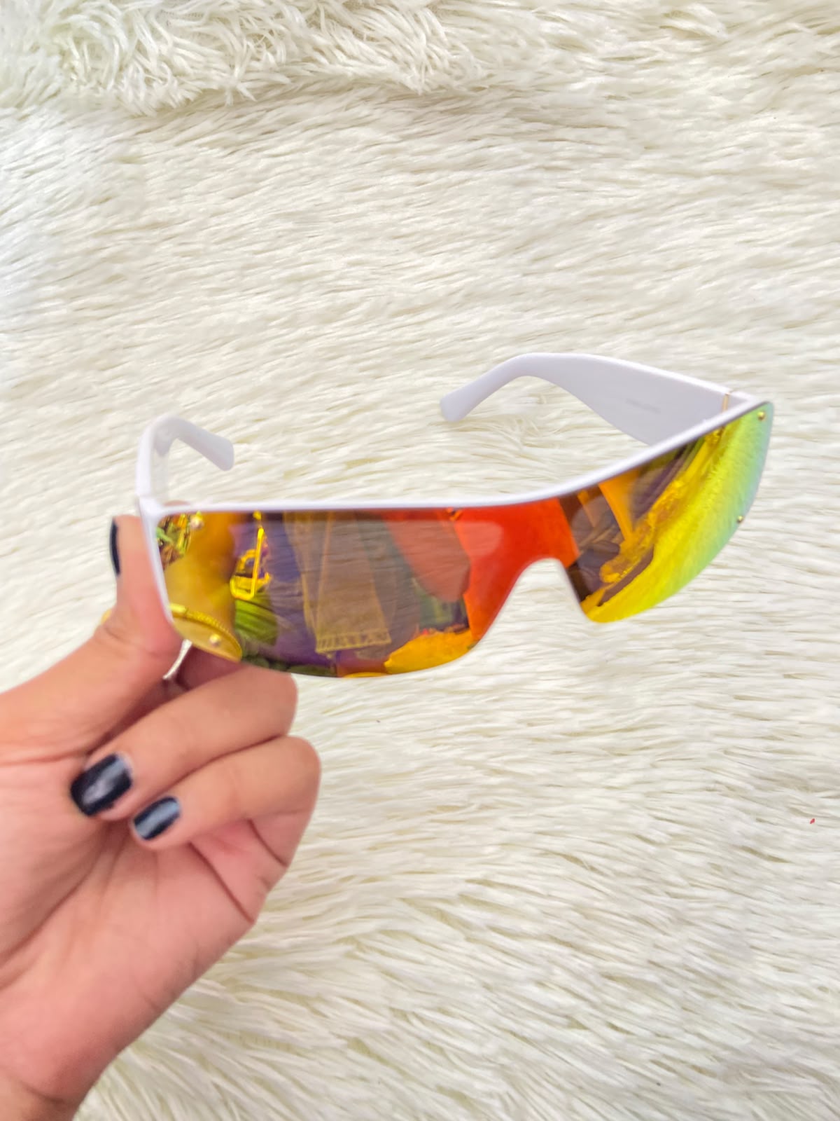 Lentes, multicolor con montura en color blanco y protección UV 100%.