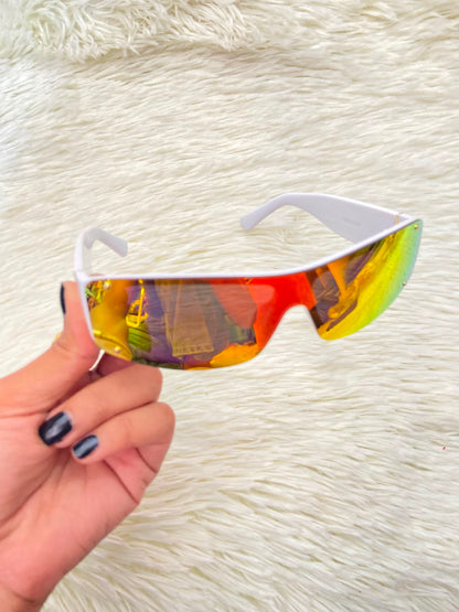 Lentes, multicolor con montura en color blanco y protección UV 100%.