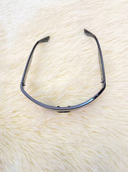 Lentes, negro con montura gruesa y protección UV 100%.