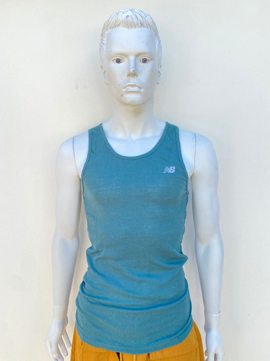 Franela New Balance Original en color verde con logotipo de la marca al frente en color gris.