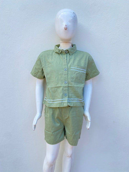 Conjunto, verde oliva, de short y camisa y bordado en hilo blanco.