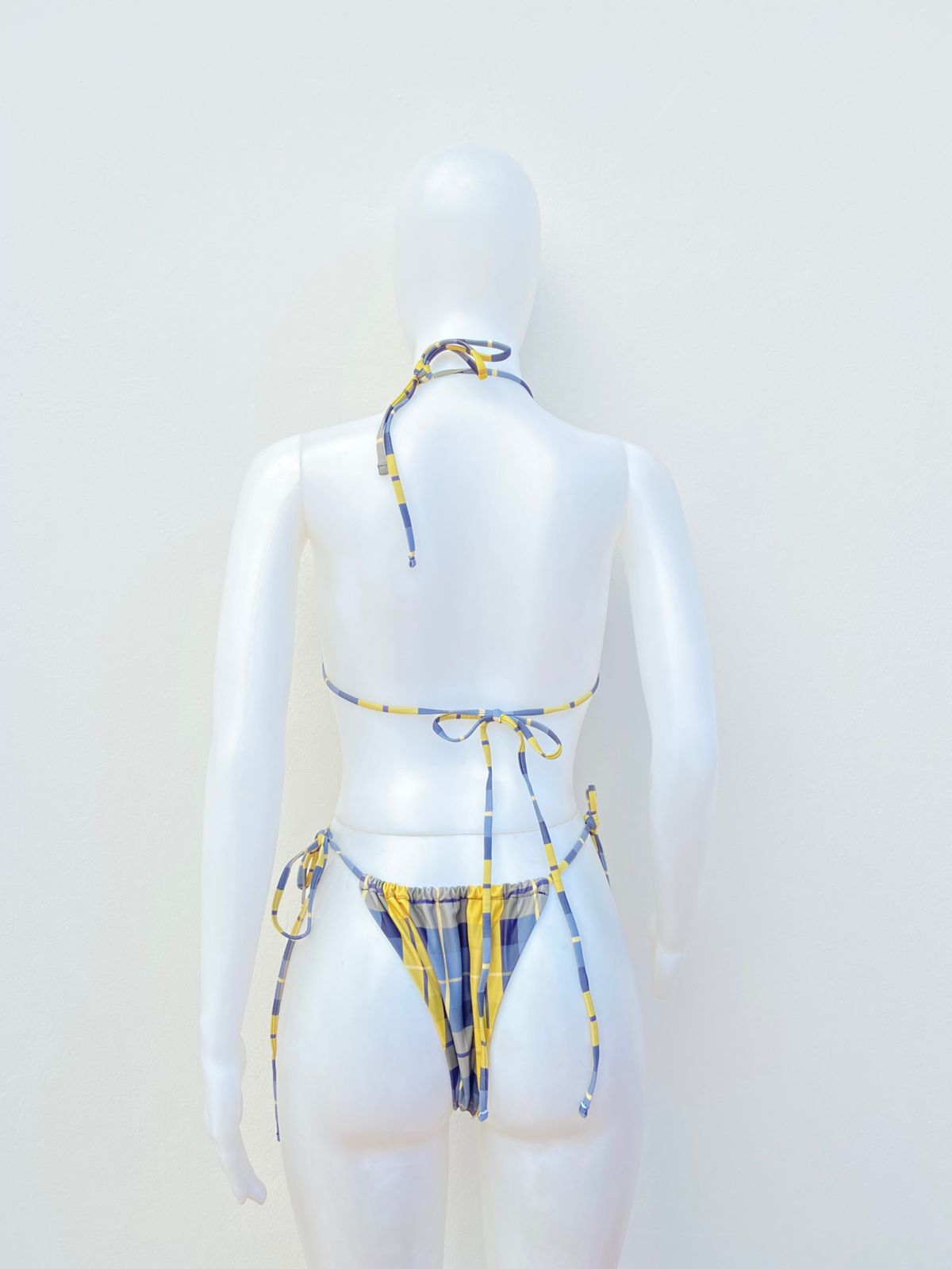 Biquini, amarillo con estampado de cuadros en color gris y lazos ajustables.