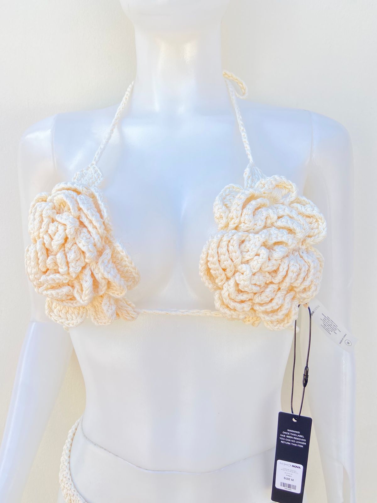 Biquini de dos piezas en color blanco/crema tejido en crochet con brasier el forma de flor.