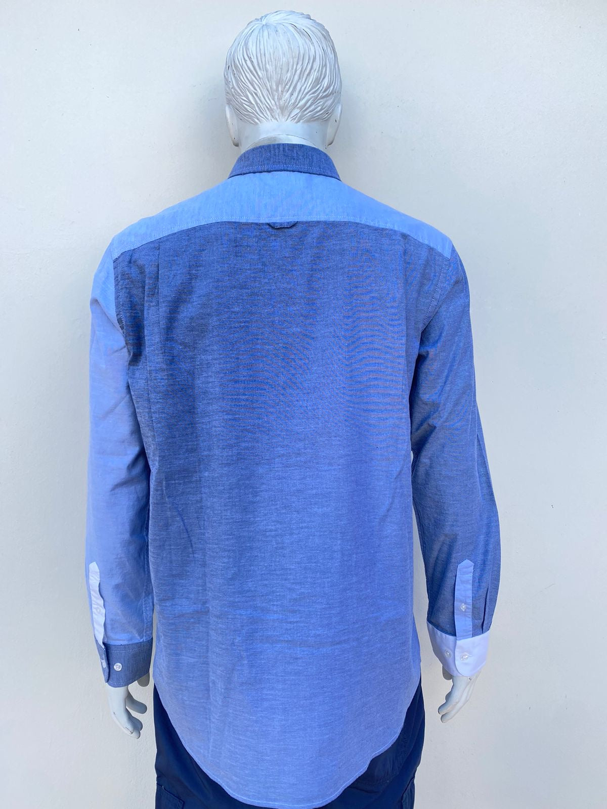 Camisa  CLUB ROOM original azul Jean con diferentes tonos de azul.