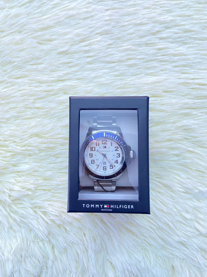 Reloj TOMMY HILFIGER original, cara 46mm plateado con fondo en color  blanco con azul y manecillas en color blanco.