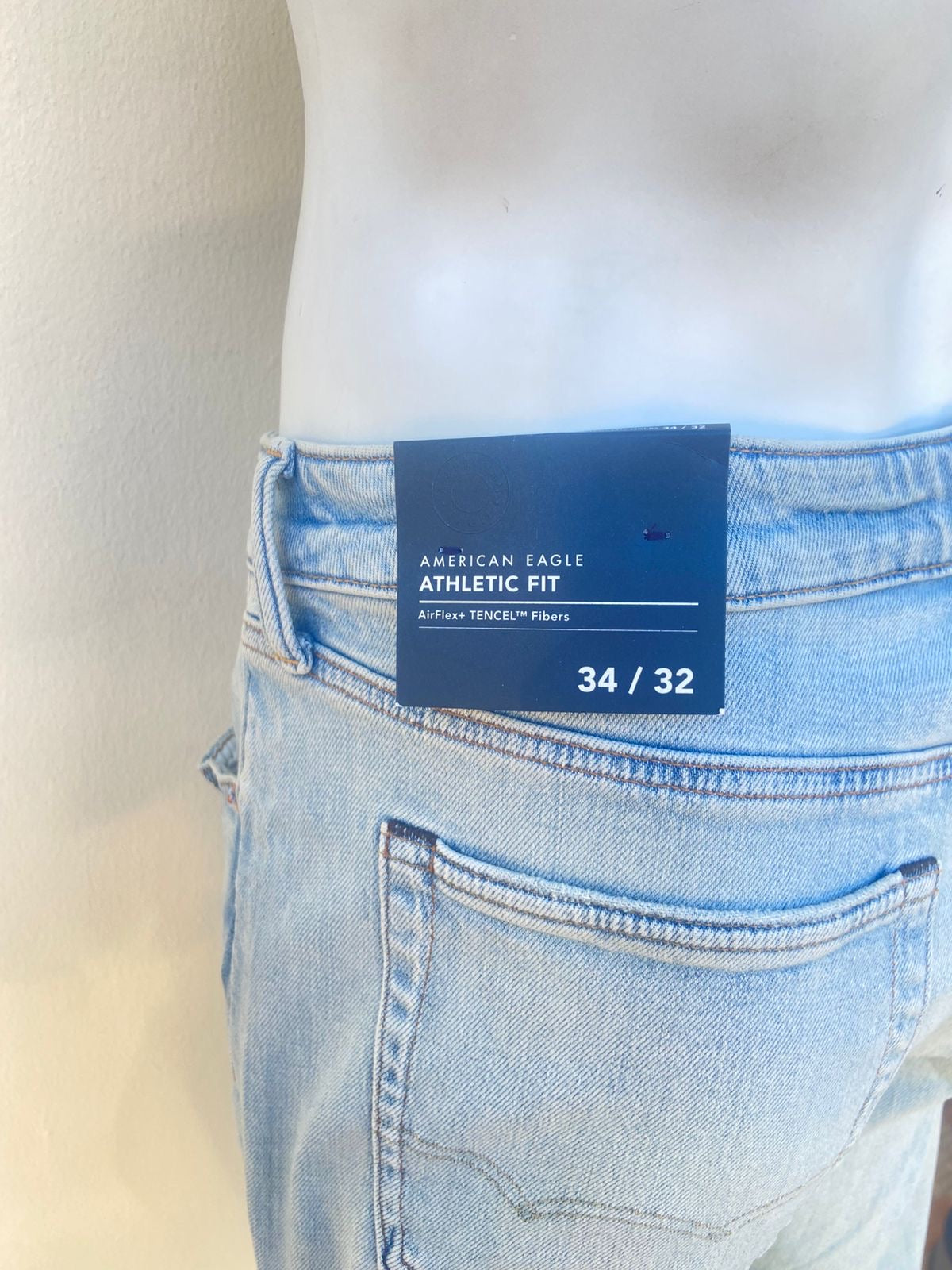 Pantalon jean AMERICAN EAGLE Original en color azul claro liso Airflex, ATHLETIC FIT.