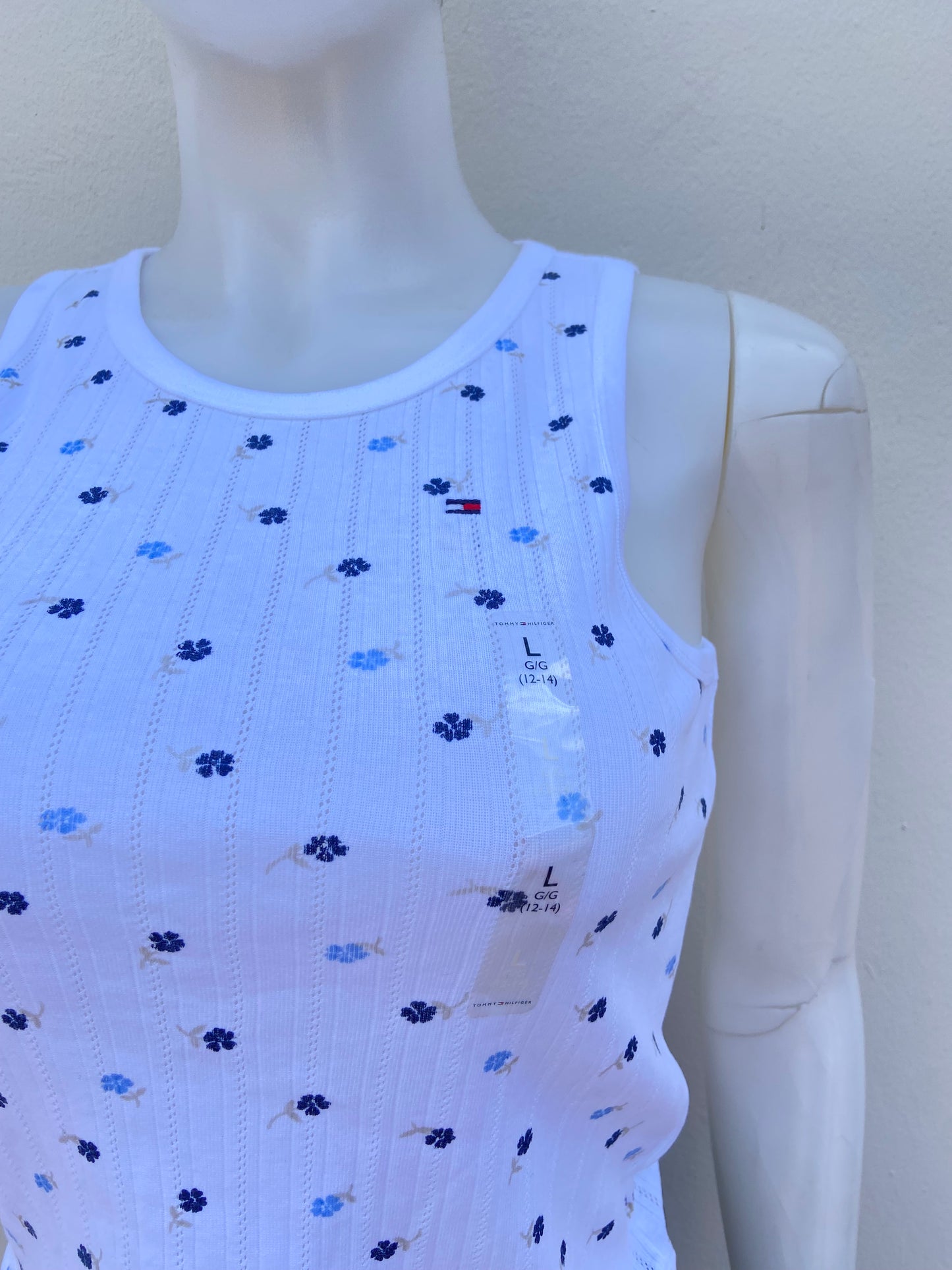 Franela/ Top TOMMY HILFIGER original, blanco con estampado de flores azules.