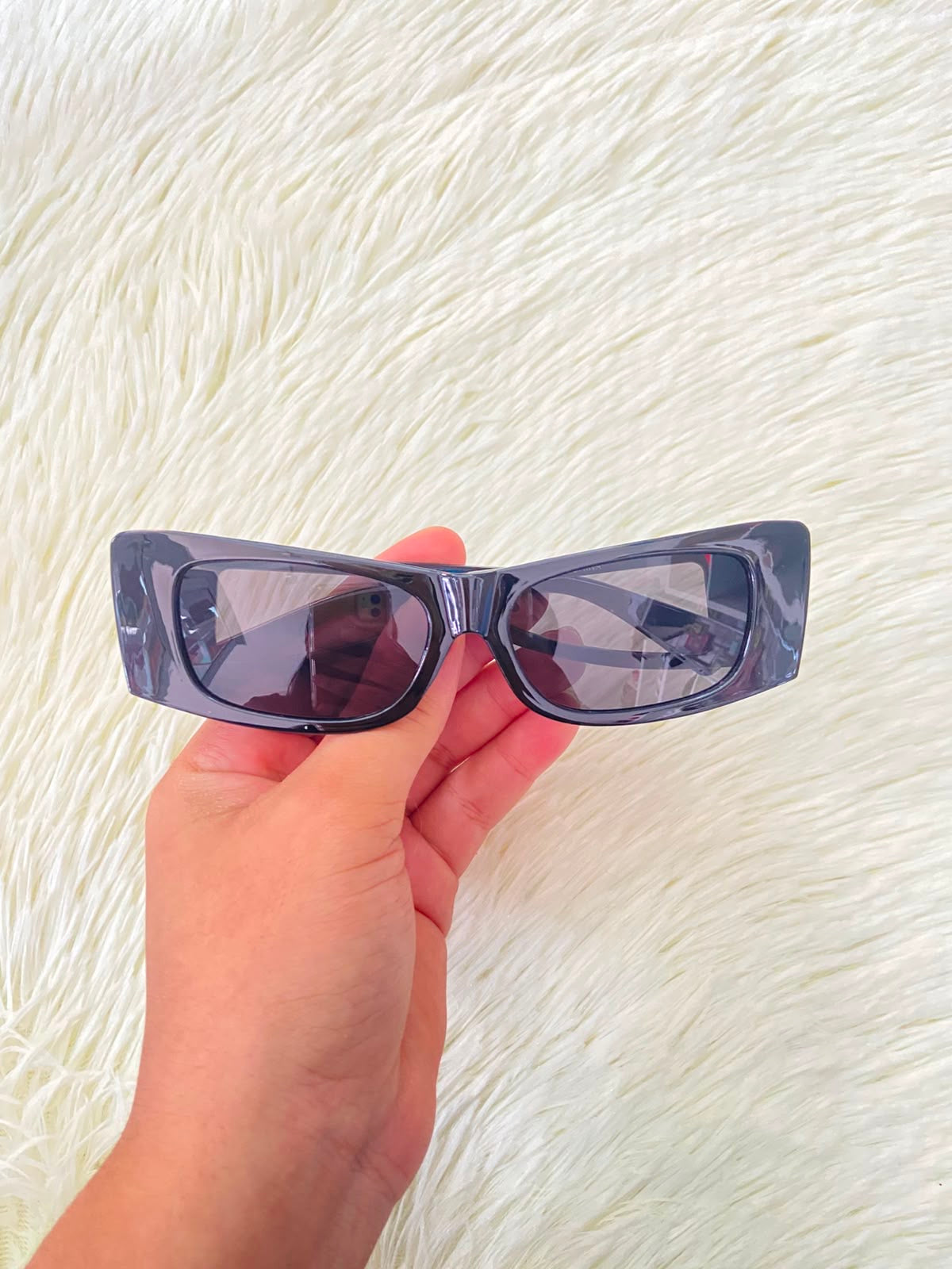 Lentes, negros con micas negras estilo rectangular.