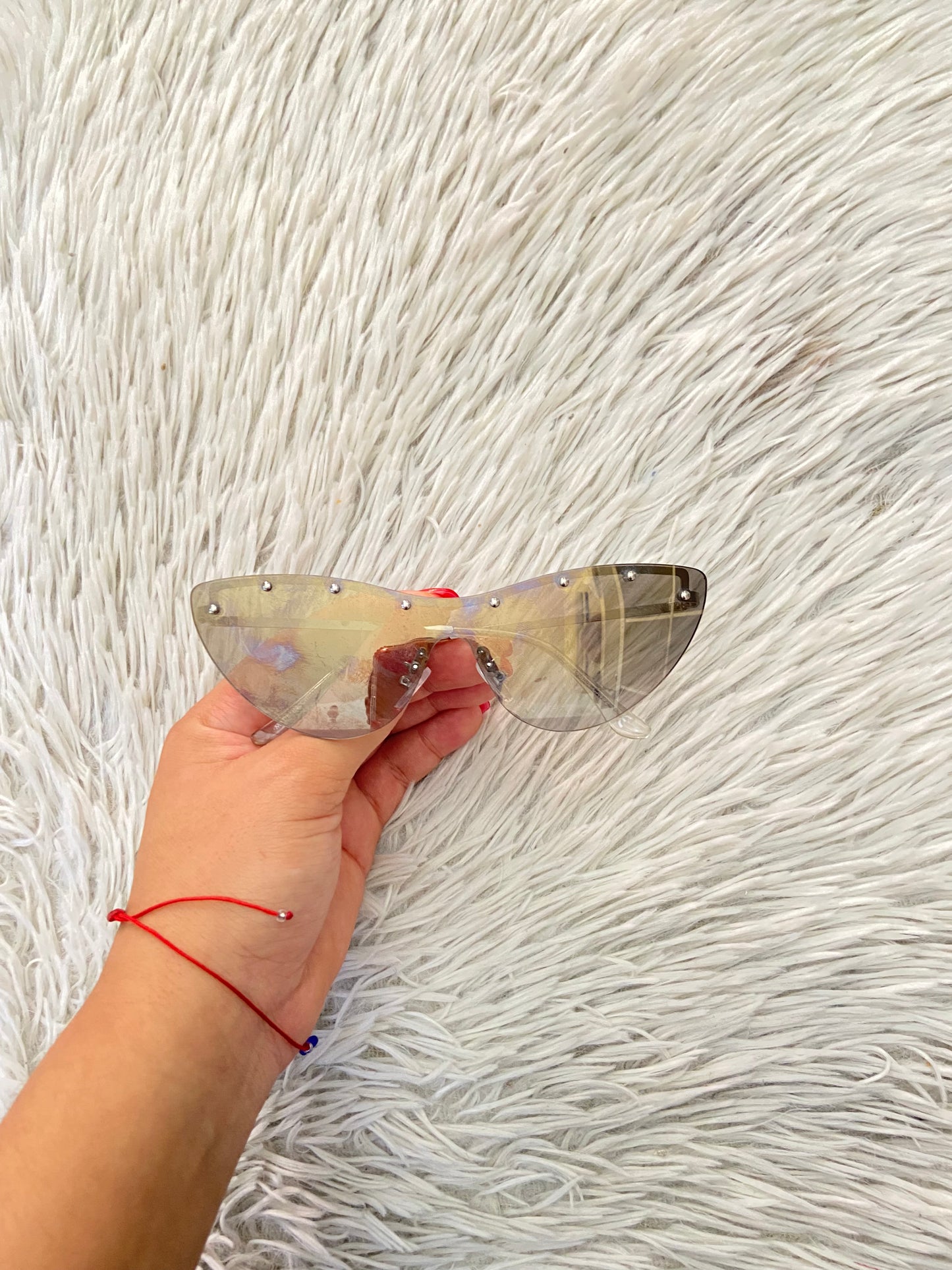 Lentes diseñados con protección UV 100-400 para proteger tu visión. Micas en dorado/beige y detalle de piedras plateado arriba.