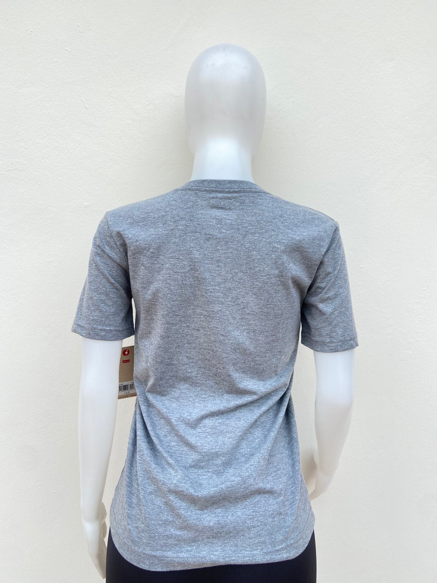 T-shirt Levis original gris oscuro con letras de la marca enfrente en azul marino.